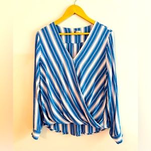 KUT from the cloth blouse. I’m very good condition. True size large